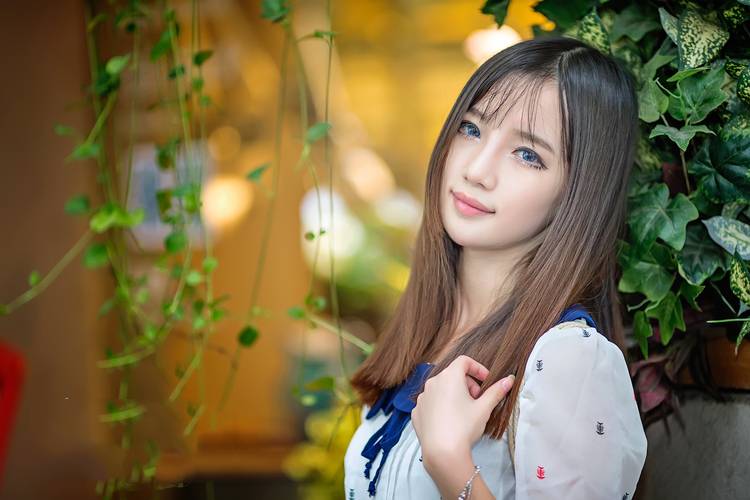 趴在窗口的可爱清纯姑娘