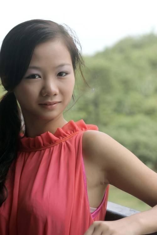 清纯可爱的红衣少女户外写真-2