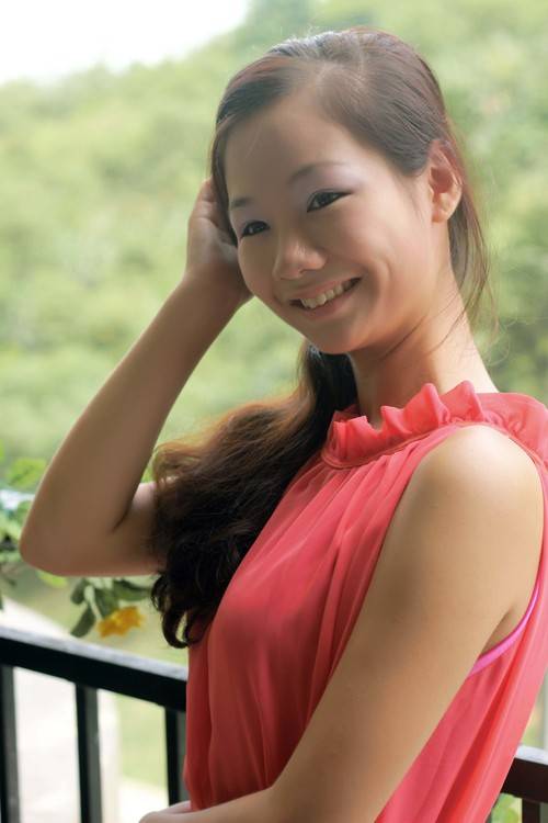 清纯可爱的红衣少女户外写真-3