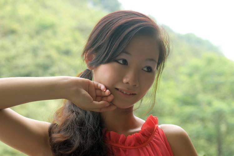 清纯可爱的红衣少女户外写真-8