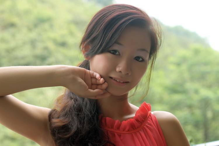 清纯可爱的红衣少女户外写真-9