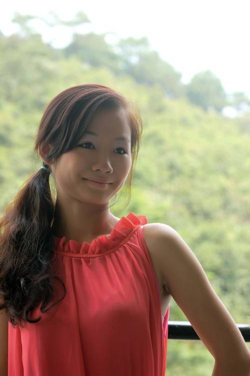 清纯可爱的红衣少女户外写真-10