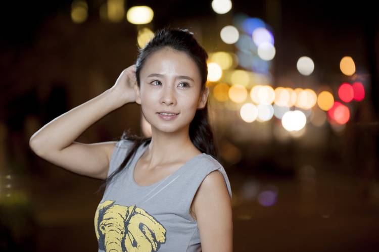 夜晚霓虹灯下的你美艳撩人