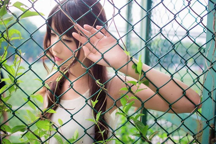 树荫下的清纯阳光少女