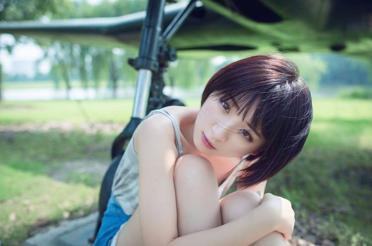 公园里独自端坐的清纯少女-3