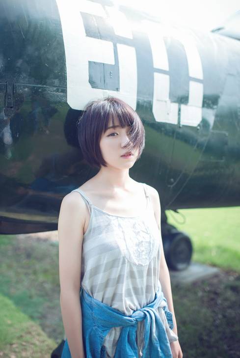 公园里独自端坐的清纯少女-6