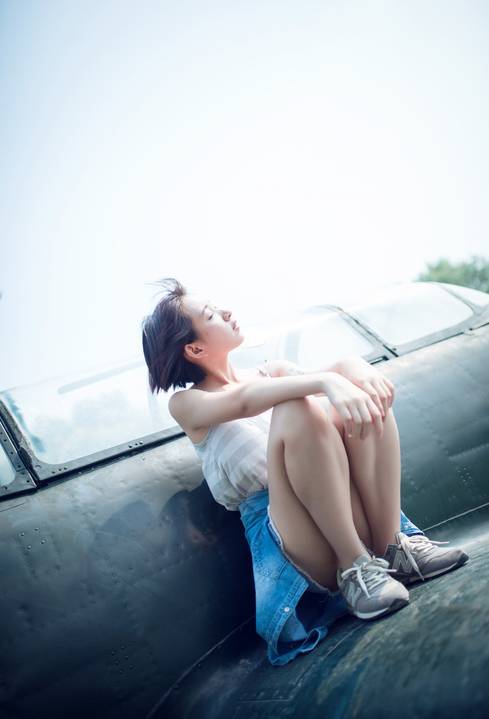 公园里独自端坐的清纯少女-7