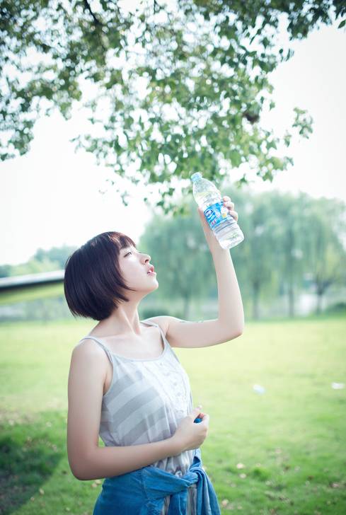 公园里独自端坐的清纯少女-8