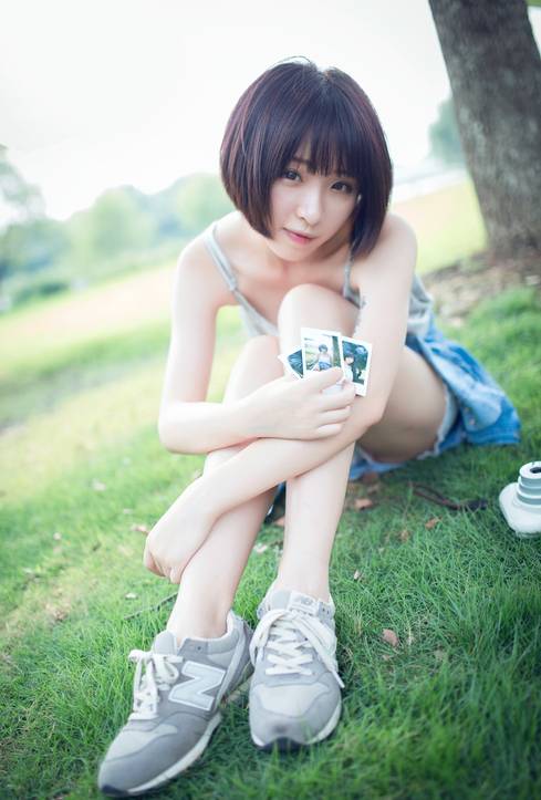 公园里独自端坐的清纯少女-9