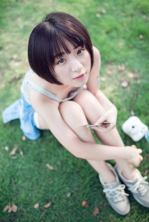 公园里独自端坐的清纯少女-10