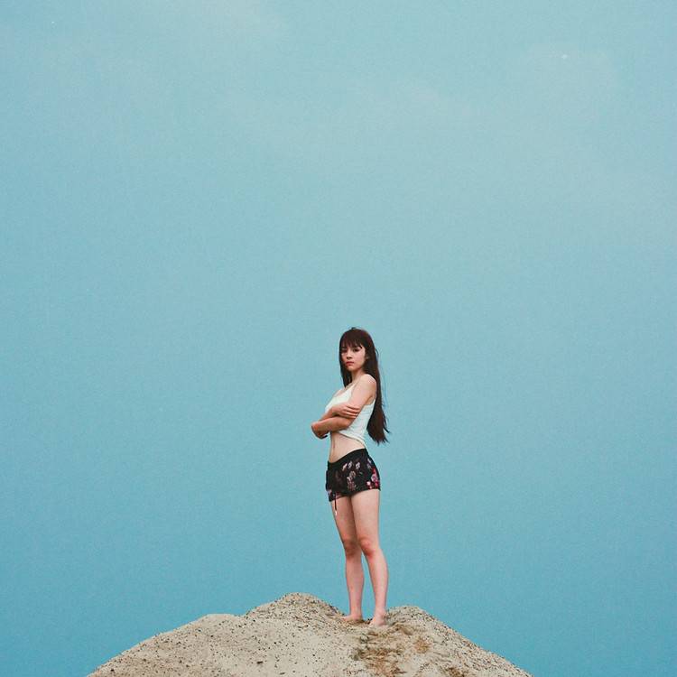 清纯少女沙滩上的嬉戏