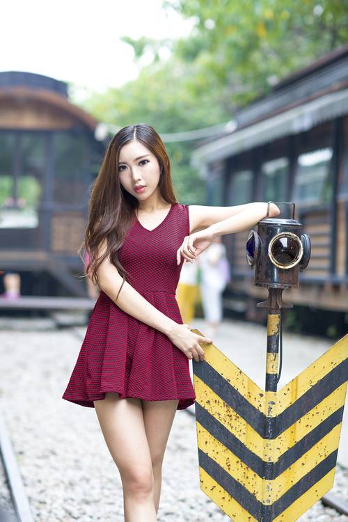 清纯少女的屋檐下的美