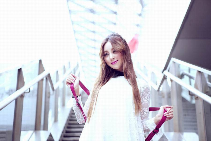 红唇MM蕾丝清纯迷人街拍写真