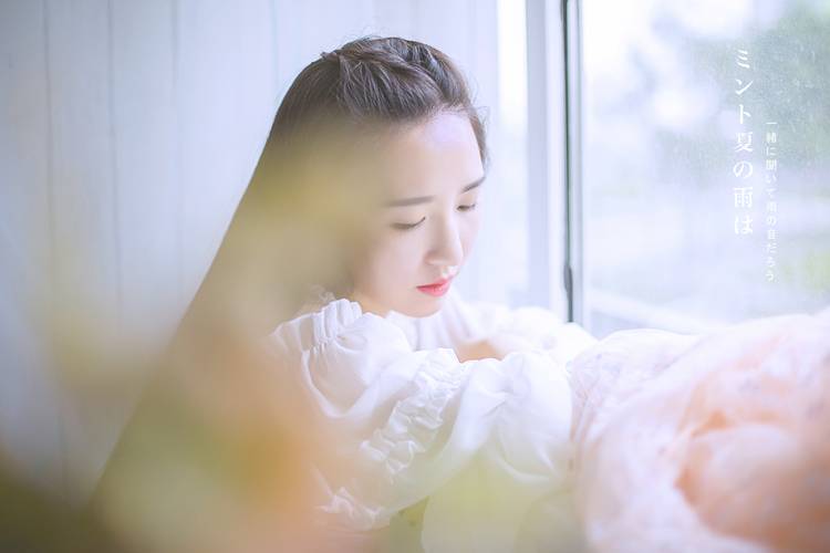 依偎在窗帘后面的少女-2