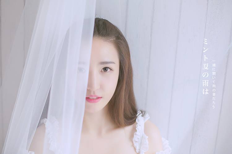 依偎在窗帘后面的少女-7