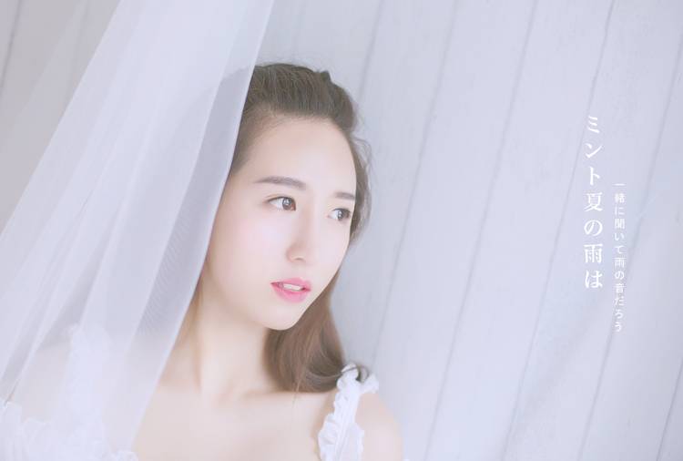 依偎在窗帘后面的少女-8