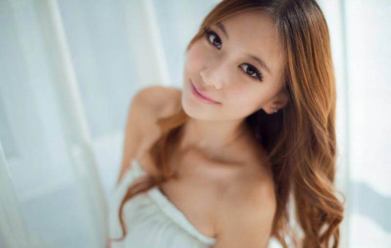 青涩的苹果与迷人美女相伴