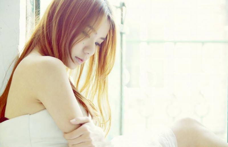 顶级白裙美女居家高清迷人写真