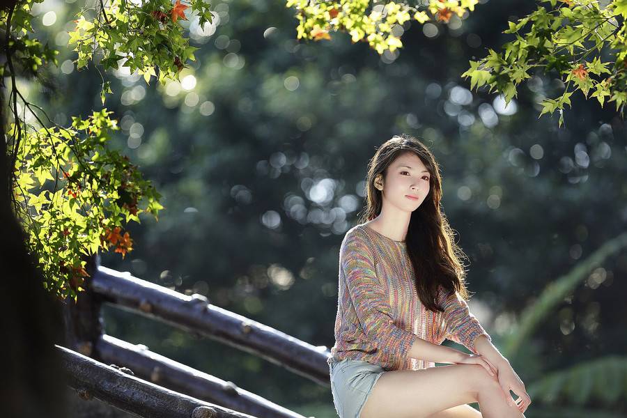 清纯迷人美女草原外怕写真