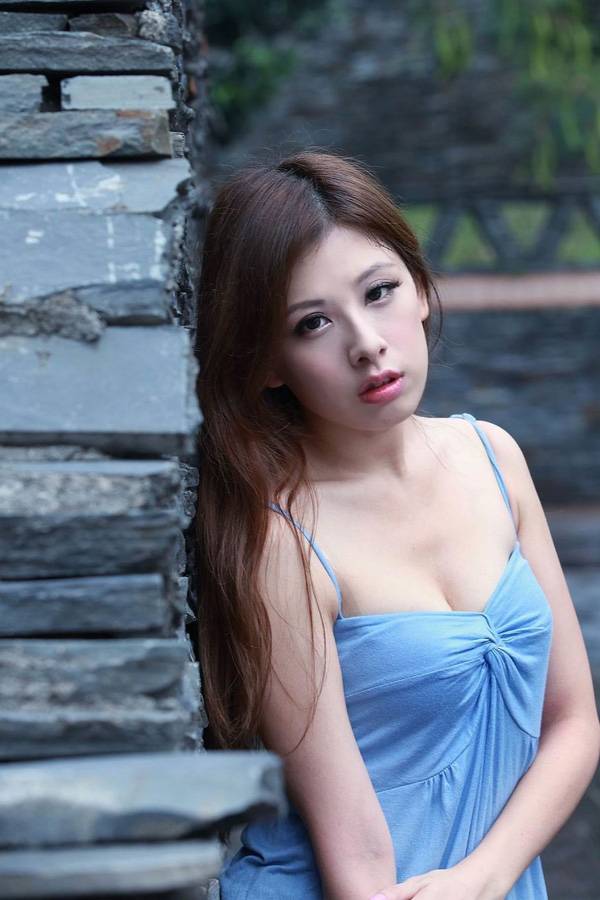 白皙迷人美女清纯街拍写真-3