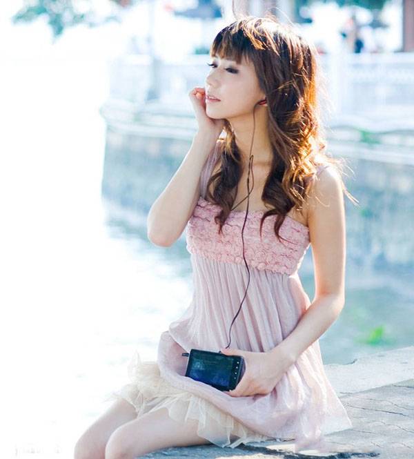 夏日的清晨 美女在听歌