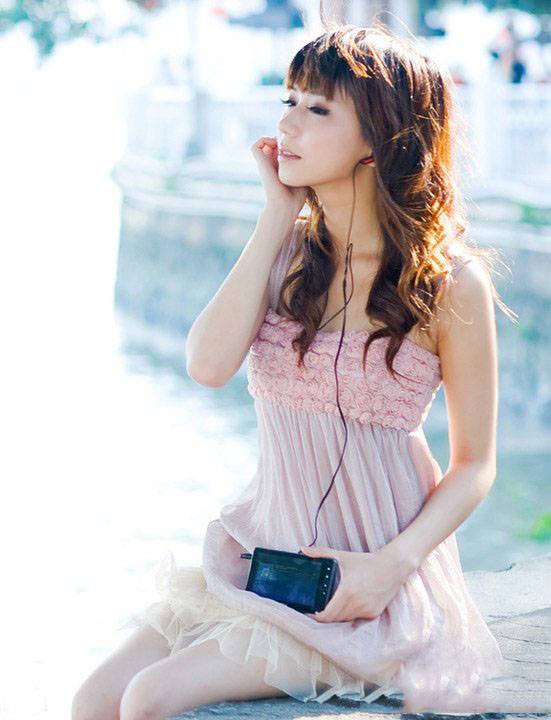 夏日的清晨 美女在听歌-3