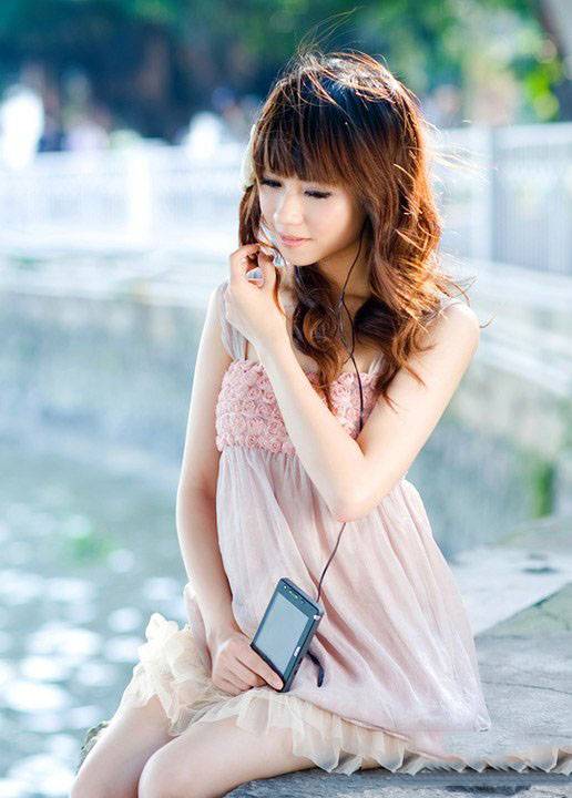 夏日的清晨 美女在听歌-6