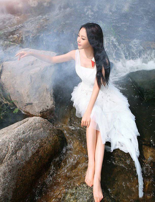 清纯尤物化身纯白天鹅湖畔写真-3