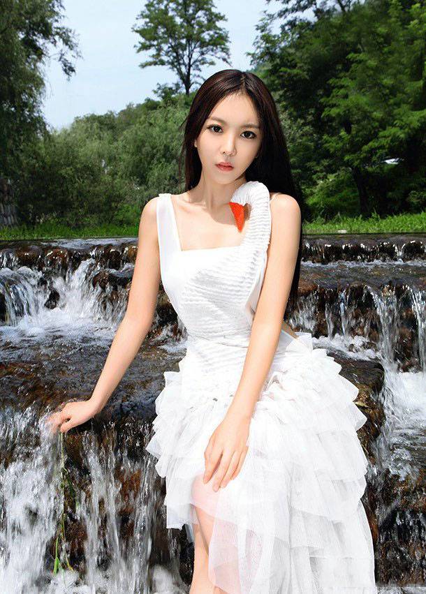 清纯尤物化身纯白天鹅湖畔写真-5