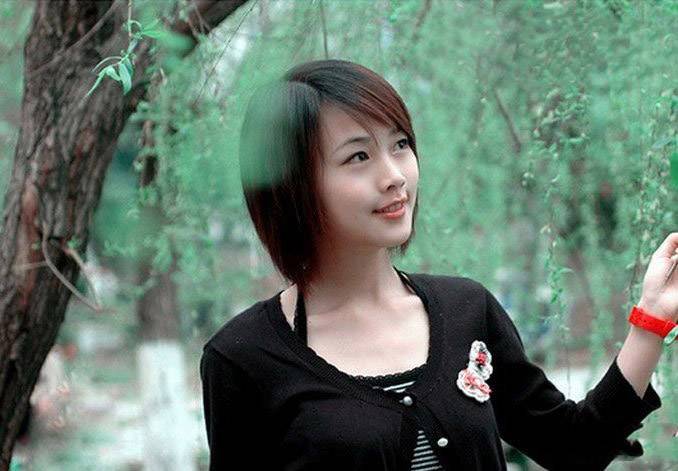 小家碧玉美眉的生活照-8