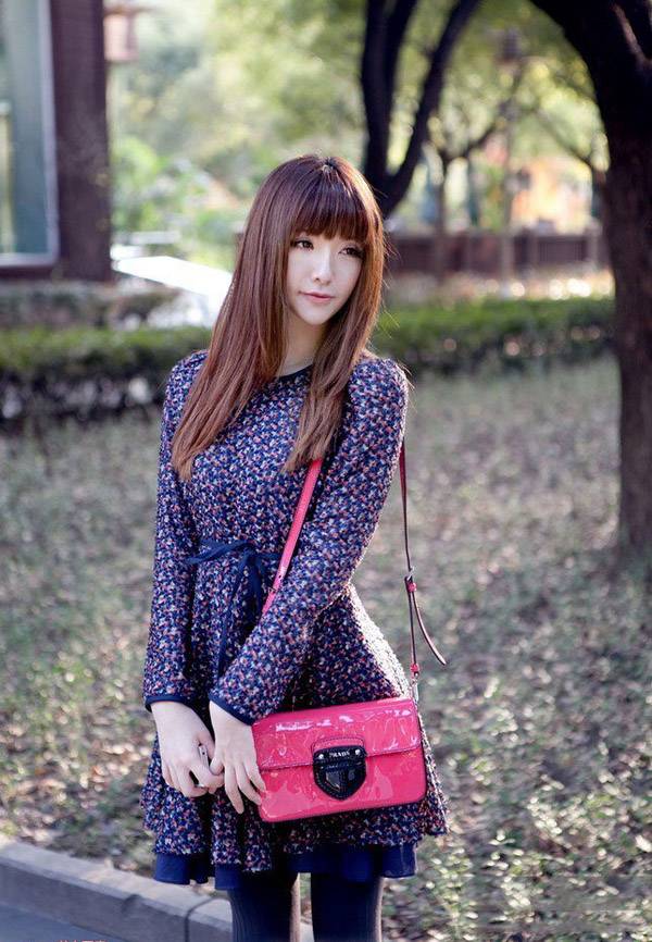 清眸流盼靓丽女子