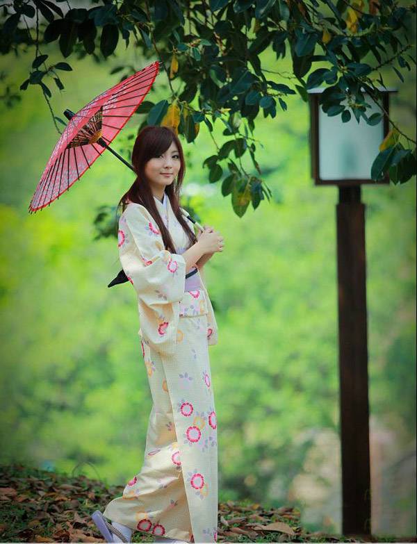 日本清纯MM户外和服写真