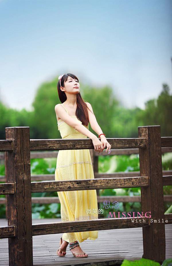 素颜美女微笑的思念