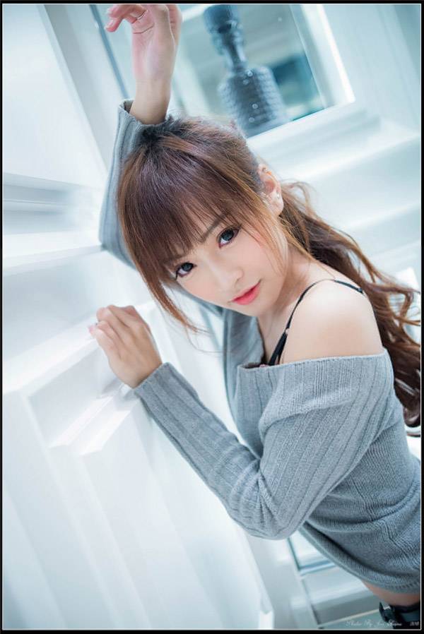 清纯美女白嫩肌肤迷人