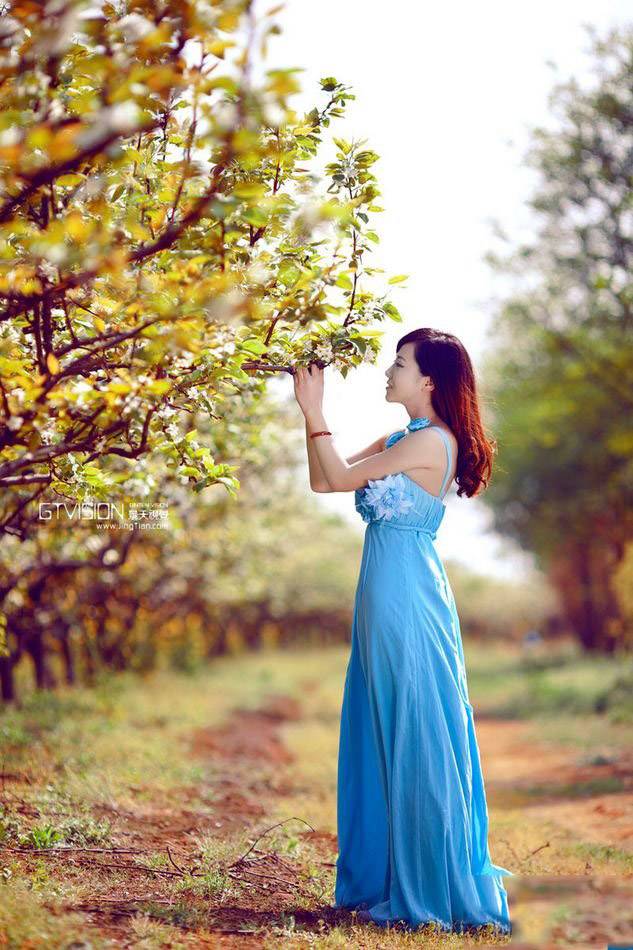 美女蓝色典雅礼服遮不住美女凹凸身材