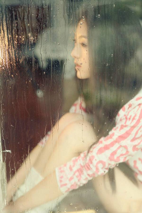 窗前凝望，惬意的雨后
