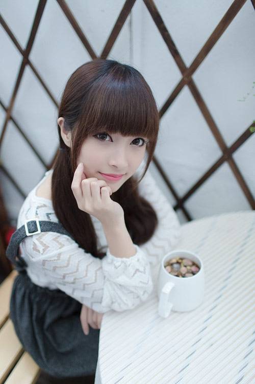 清纯咖啡馆小美女