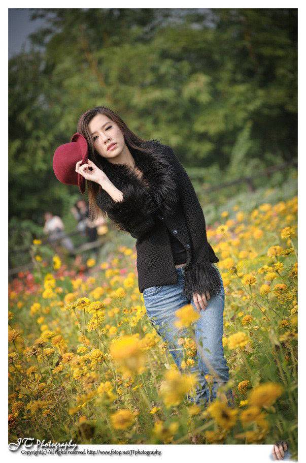 美女自然写真，满山遍野鲜花开-4