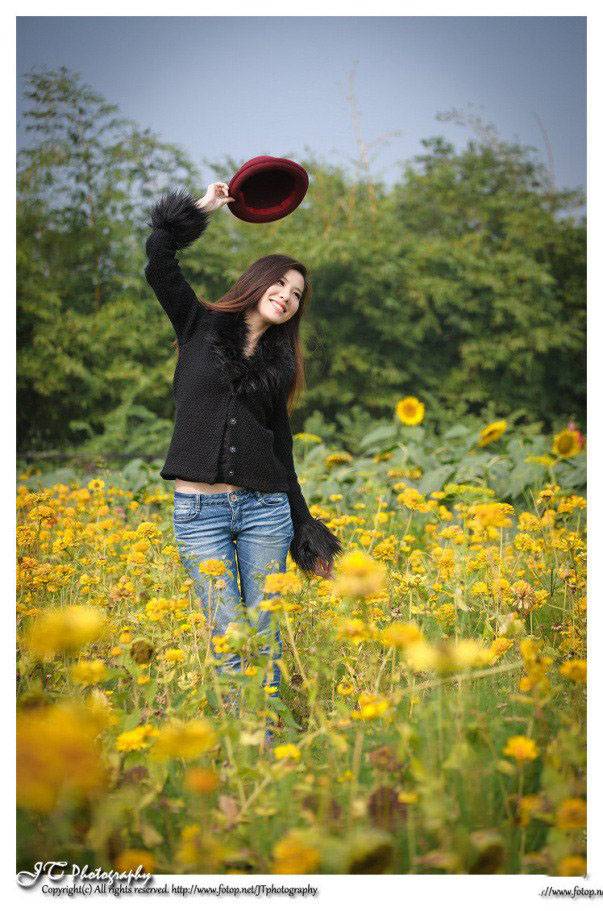 美女自然写真，满山遍野鲜花开-5