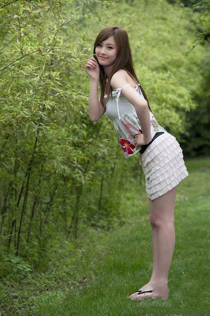 楚楚动人小女生公园靓丽写真-6