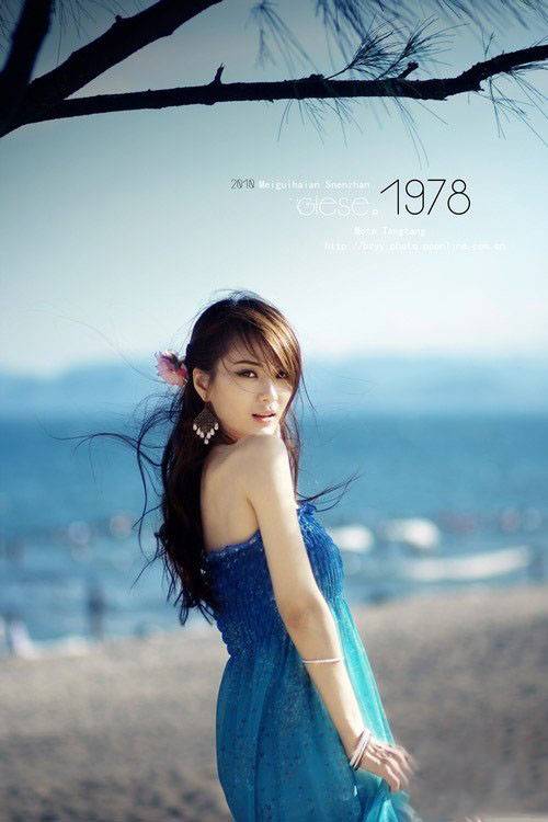 随和夏日俏丽的暖风把头发吹起