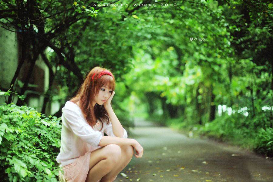 清纯妹子漫步在林荫间道里