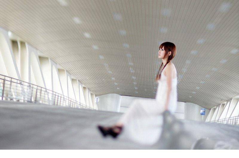 白裙少女清秀动人的气质-2