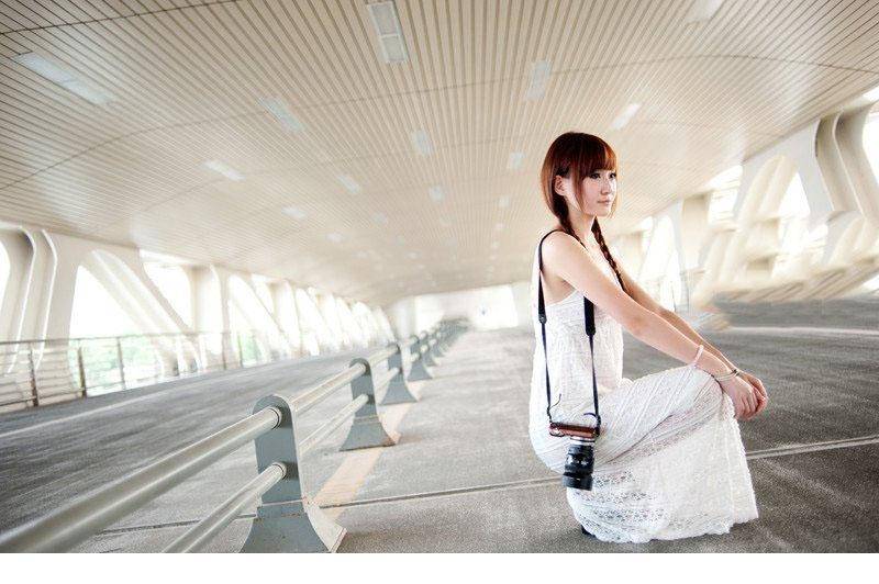 白裙少女清秀动人的气质-3