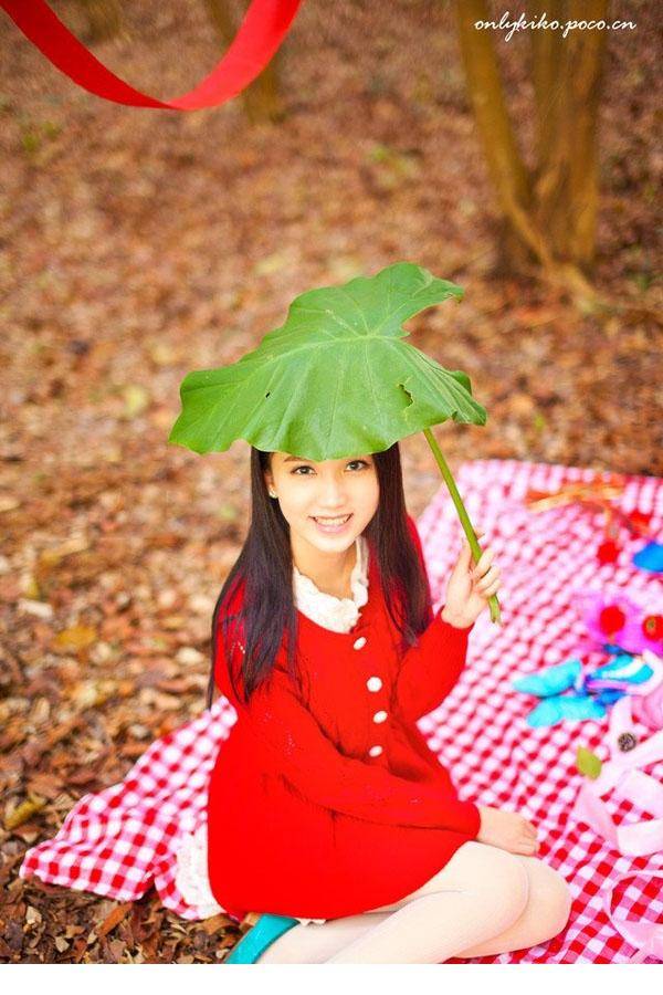 深林红衣少女如精灵般闪耀动人