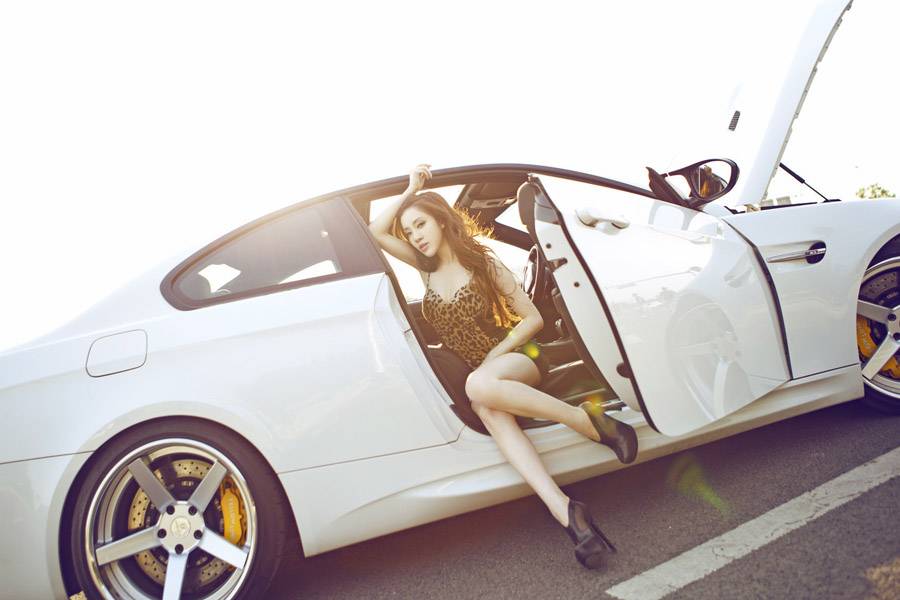 豹纹短裙车模白宝马M3写真-4