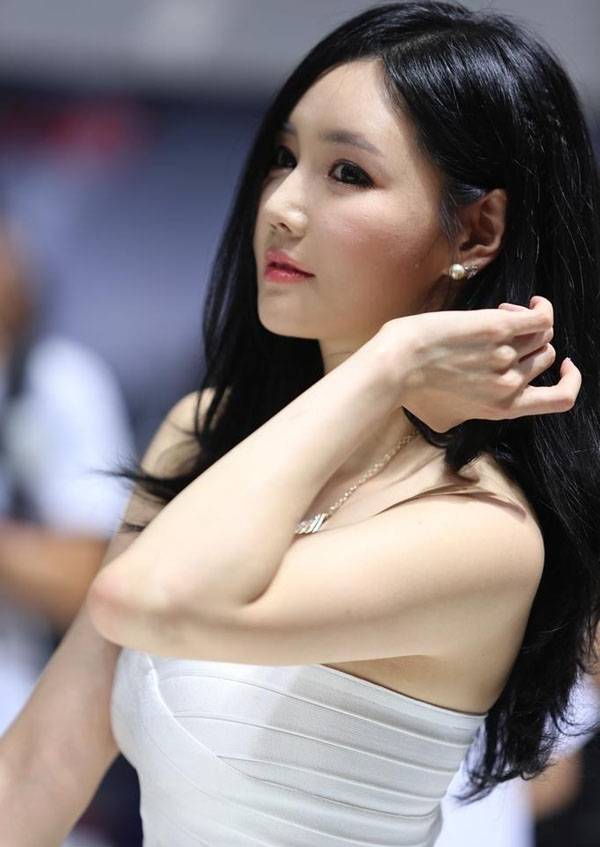 长发气质车模车展搔首弄姿-7