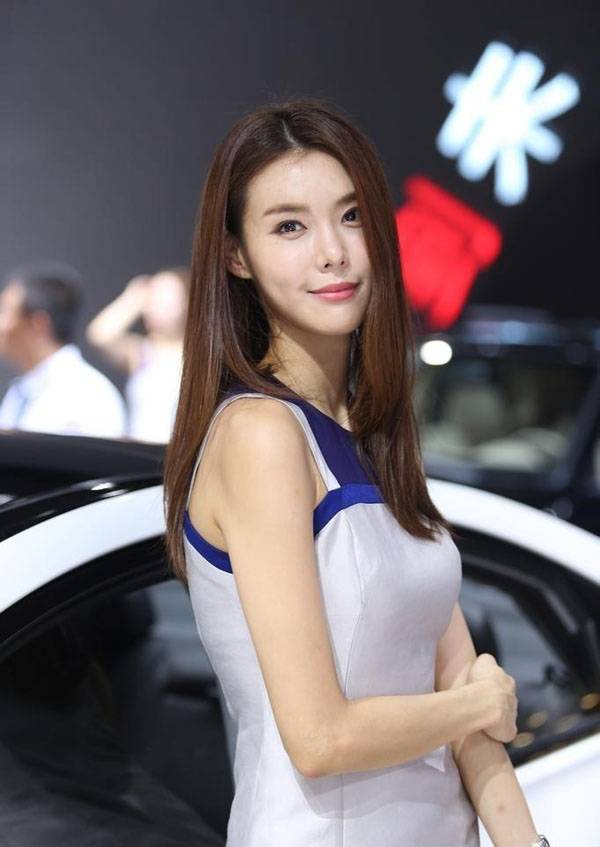 清纯美女模特现身成都车展-3