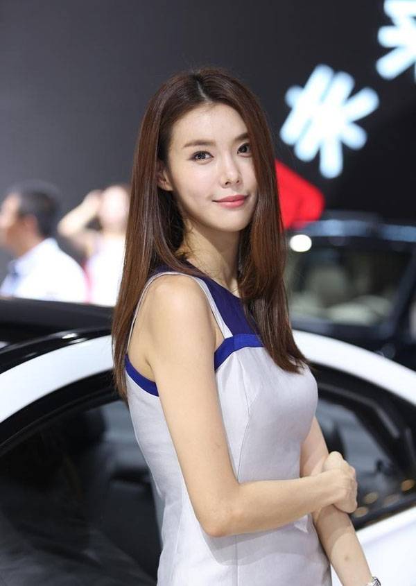 清纯美女模特现身成都车展-4