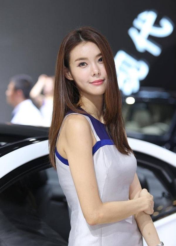 清纯美女模特现身成都车展-6